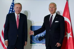 Ερντογάν: Αναβάλλει την επίσκεψη στις ΗΠΑ και τη συνάντηση με τον Μπάιντεν