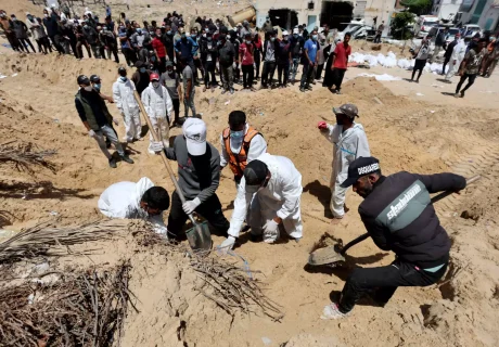 Πόλεμος στο Ισραήλ: Σοκάρουν οι αναφορές για ομαδικούς τάφους έξω από νοσοκομεία της Γάζας – «Κάποιοι είχαν δεμένα χέρια»