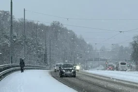Φινλανδία: Προβλήματα στους δρόμους του Ελσίνκι από το ανοιξιάτικο χιόνι