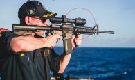 U.S Navy – Γκάφα: Κυβερνήτης αντιτορπιλικού έγινε «viral» επειδή είχε ανάποδα την διόπτρα Trijicon σε βολές (φωτο)