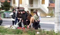 Συμφοιτητές της 21χρονης άναψαν κεριά και άφησαν λουλούδια στο σημείο της τραγωδίας στην Βέροια