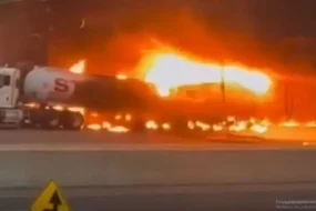 Τρομακτικό τροχαίο κάτω από γέφυρα: Βυτιοφόρο συγκρούστηκε με οχήματα και πήρε φωτιά (φωτο)