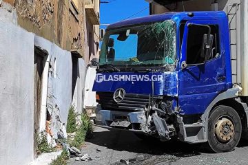 Φορτηγό προσέκρουσε σε τοίχο στα Χανιά