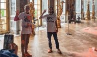 Ακτιβιστές έριξαν πορτοκαλί σκόνη στο Παλάτι των Βερσαλλιών