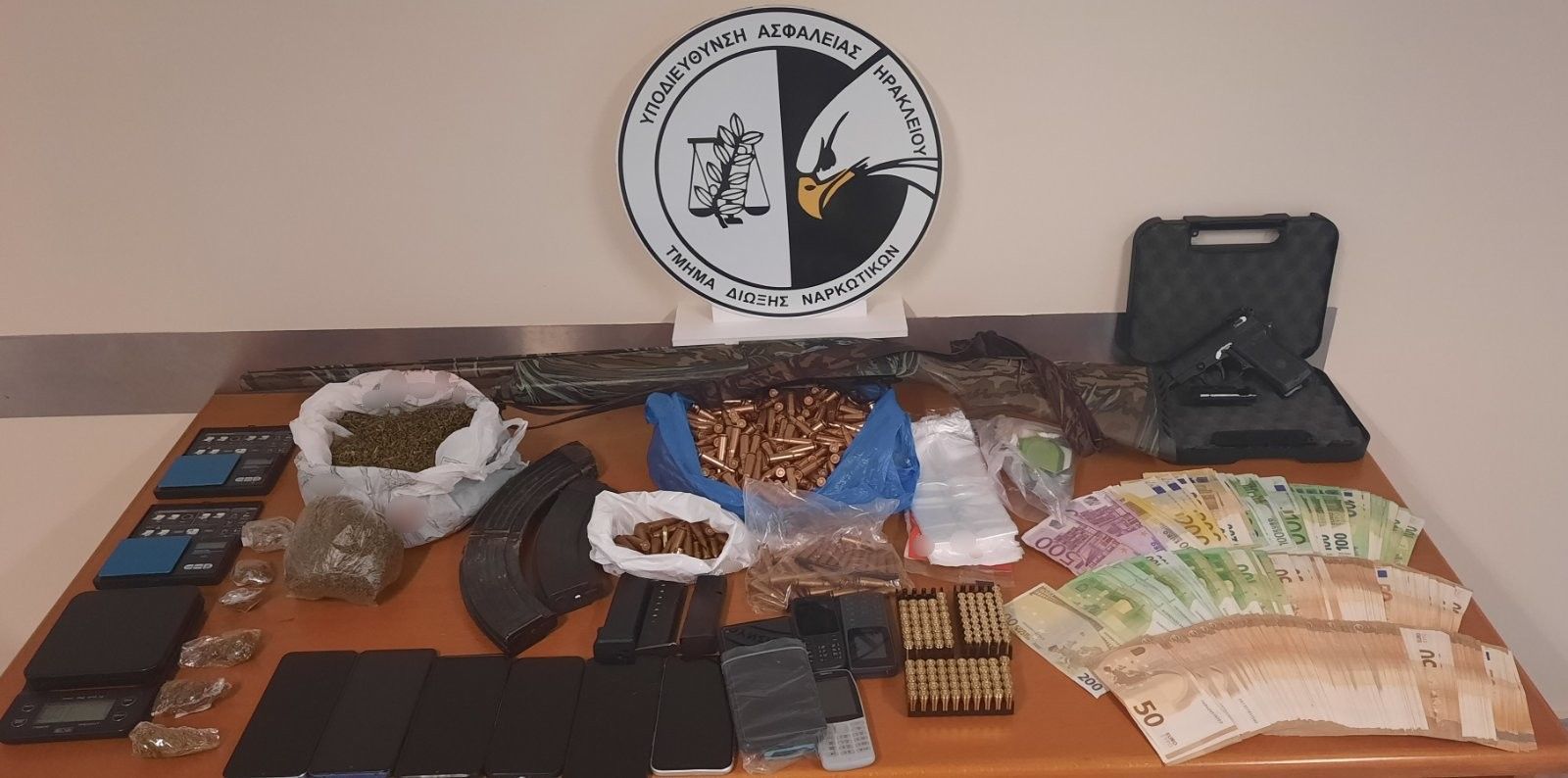 Δίκη-μαμούθ για εγκληματική οργάνωση στην Κρήτη: 1.530 δενδρύλλια κάνναβης, όπλα και χιλιάδες ευρώ στο κατηγορητήριο