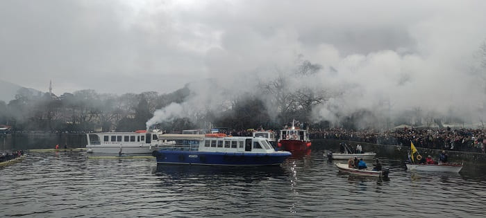 Τα Θεοφάνια στην Ήπειρο – Μια 12χρονη μαθήτρια έπιασε στο Σταυρό στη λίμνη των Ιωαννίνων