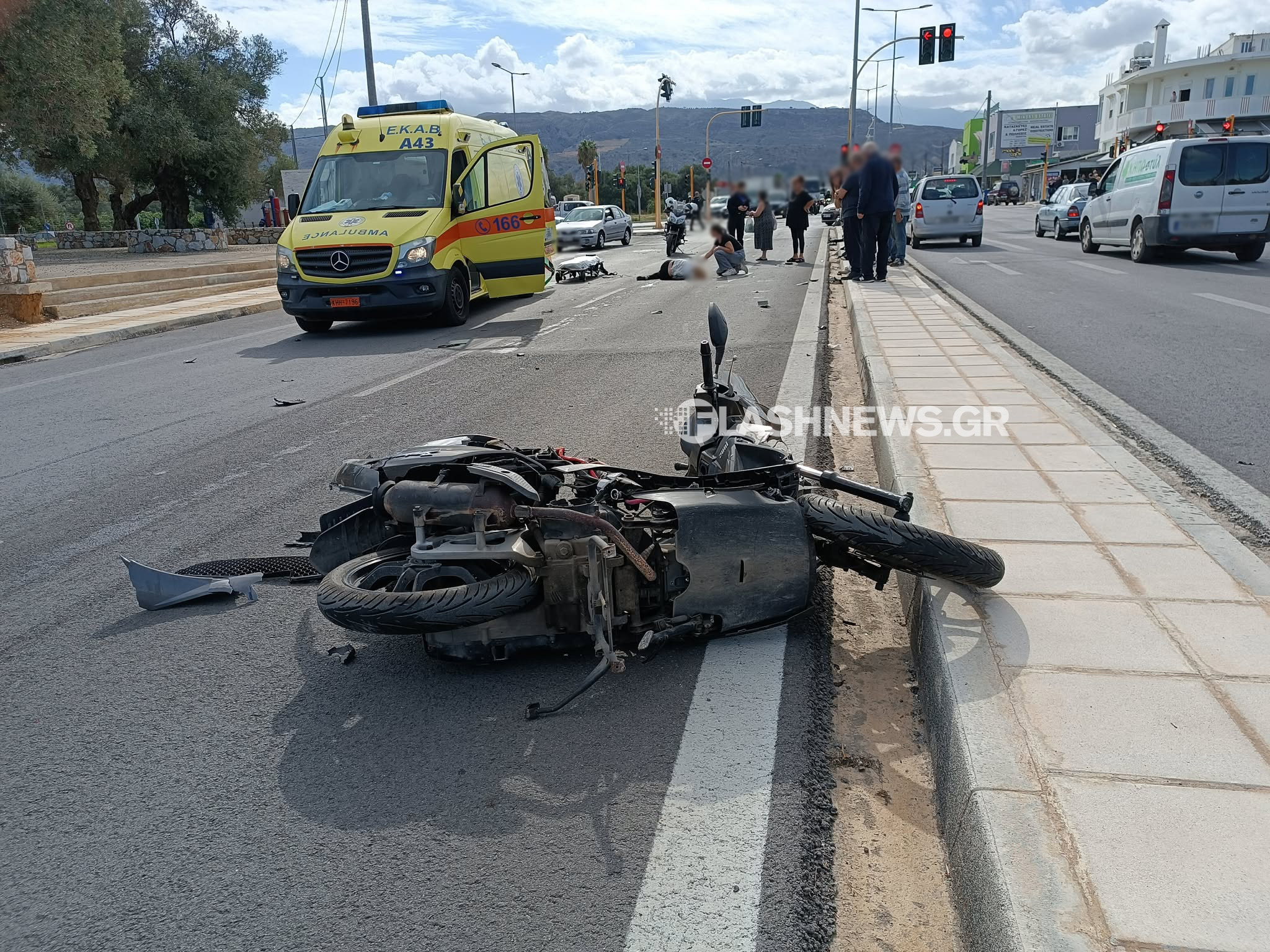 Τρομακτικό τροχαίο στην Κρήτη: Σοβαρά τραυματίας οδηγός μηχανής που χτύπησε πάνω στο παρμπρίζ