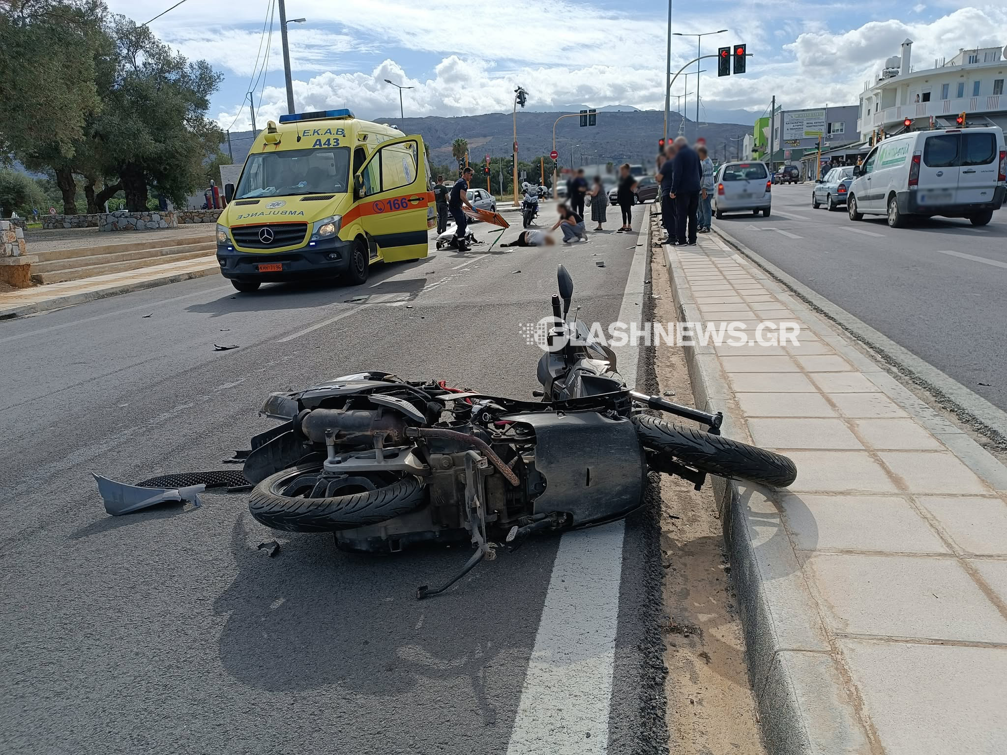 Τρομακτικό τροχαίο στην Κρήτη: Σοβαρά τραυματίας οδηγός μηχανής που χτύπησε πάνω στο παρμπρίζ