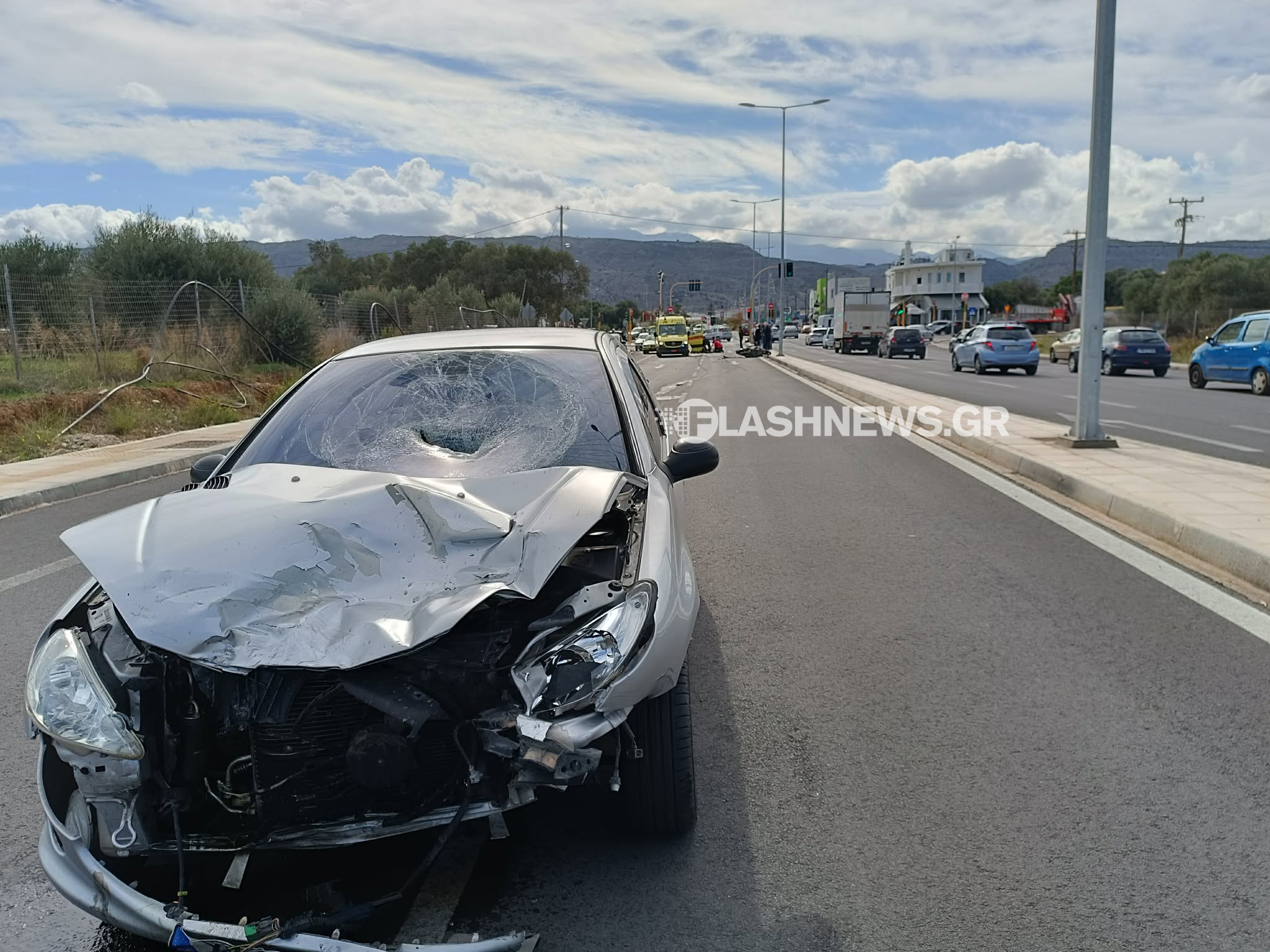 Τρομακτικό τροχαίο στην Κρήτη: Σοβαρά τραυματίας οδηγός μηχανής που χτύπησε πάνω στο παρμπρίζ